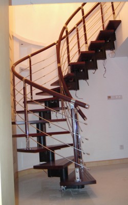 лестница на металлическом каркасе