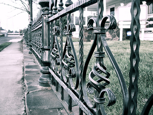 ограда с элементами ковки